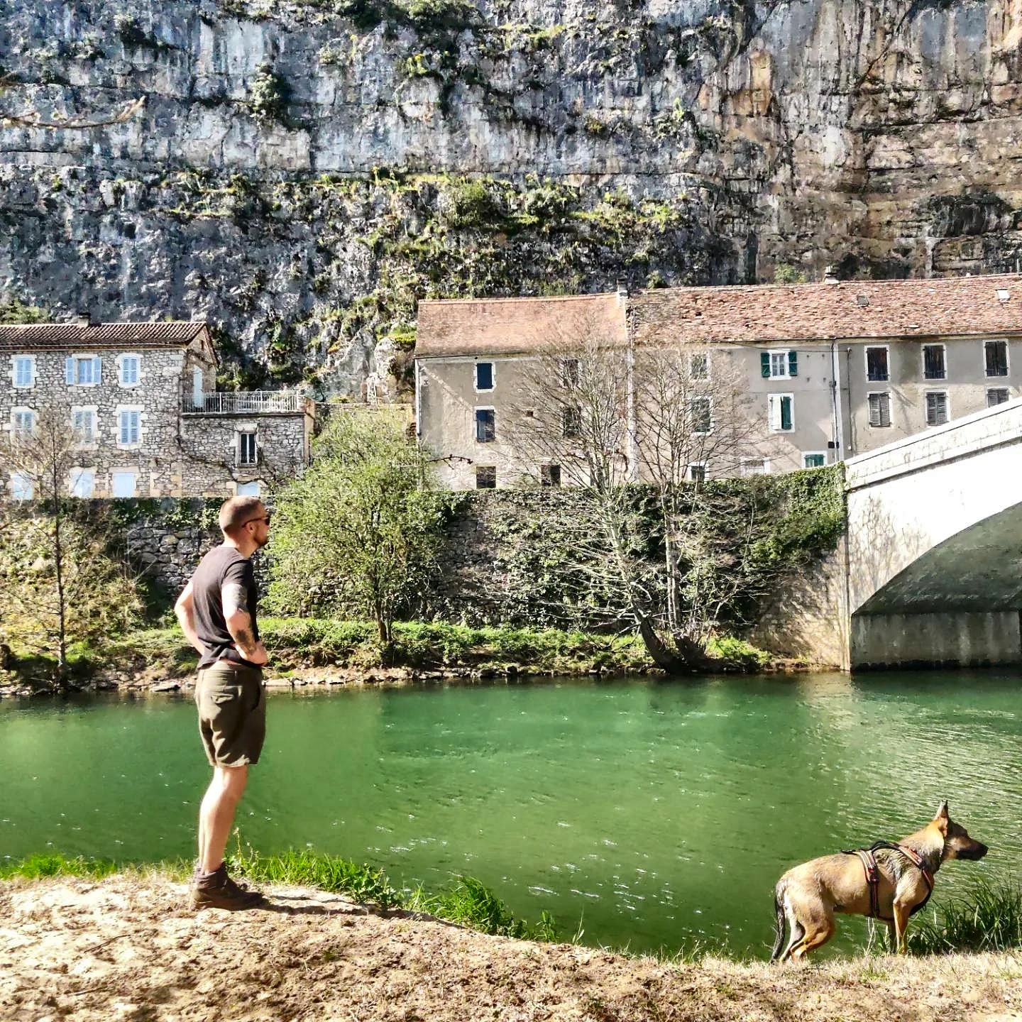 Cabrerets, dans la vallée du Célé, au pied de la falaise