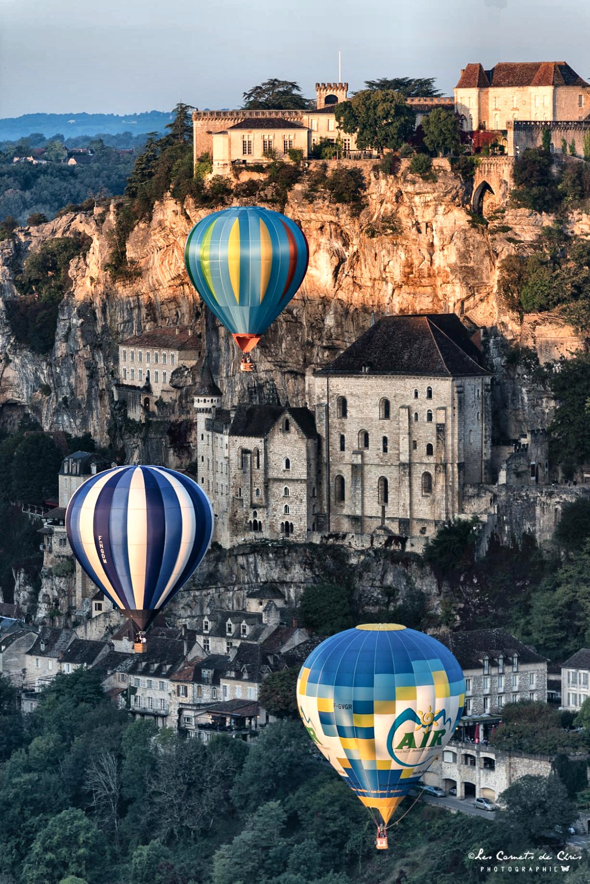 Rocamadour et ses montgolfières au-dessus de la falaise, dans le Lot