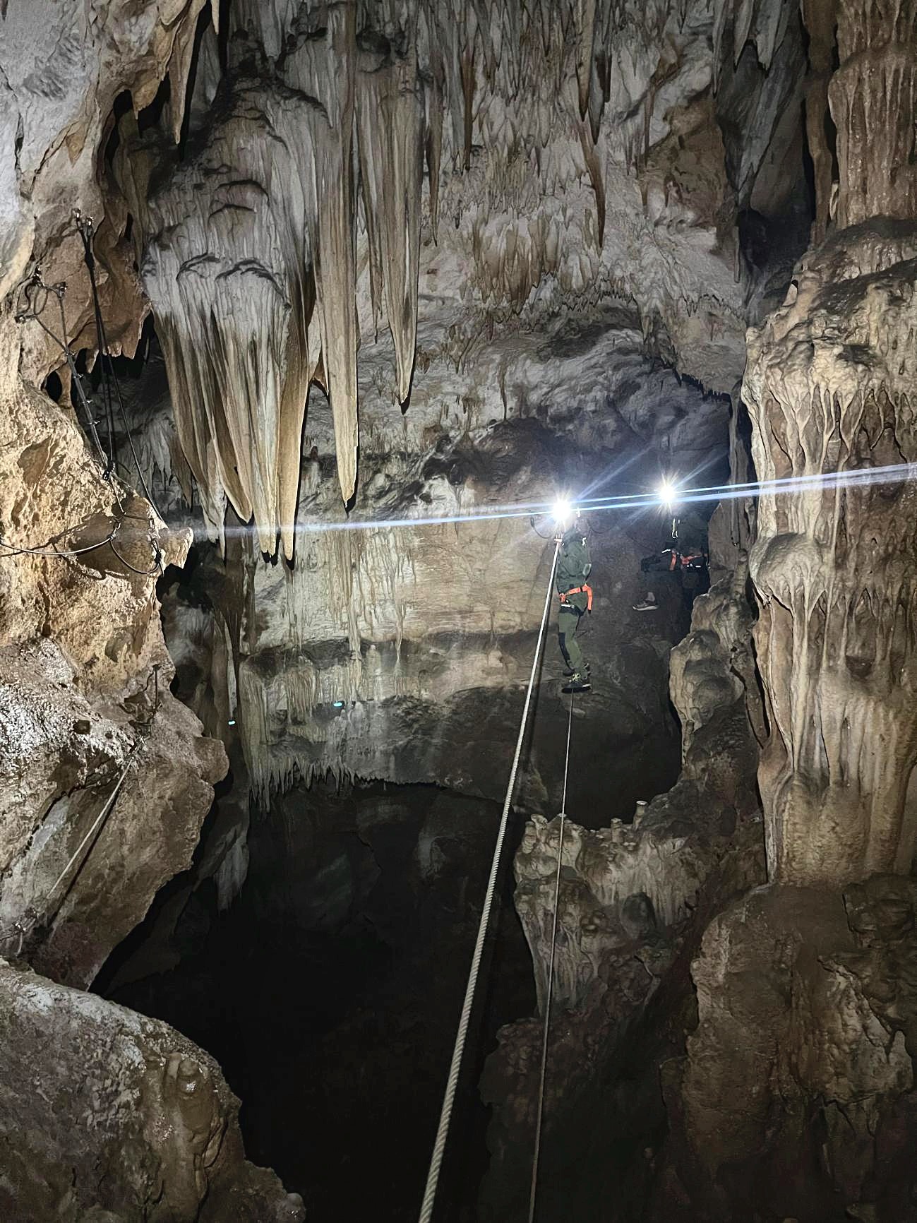 Une galerie souterraine, spéléologie sur le causse du Quercy