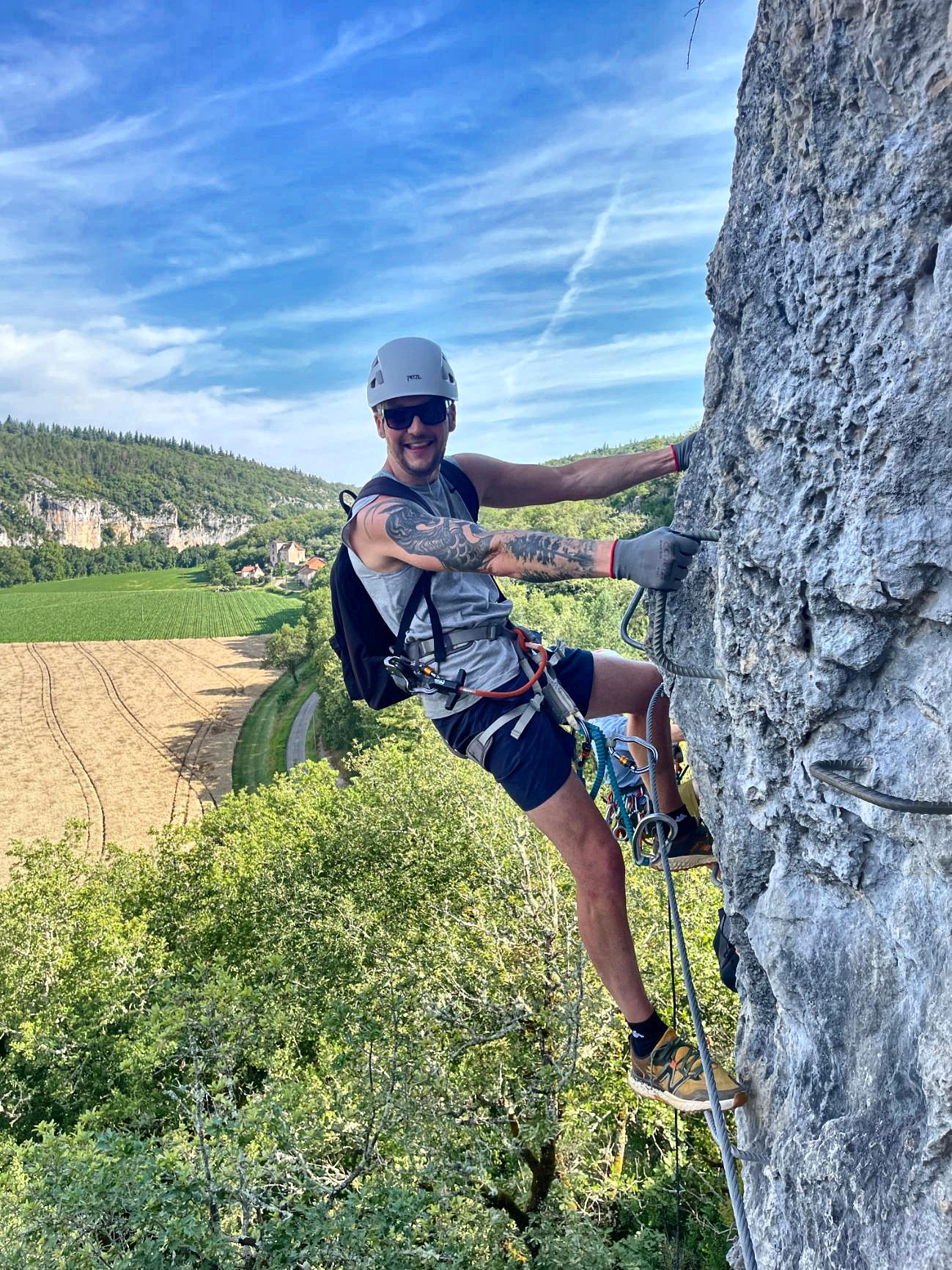 Une via ferrata au-dessus de la vallée, dans le Lot
