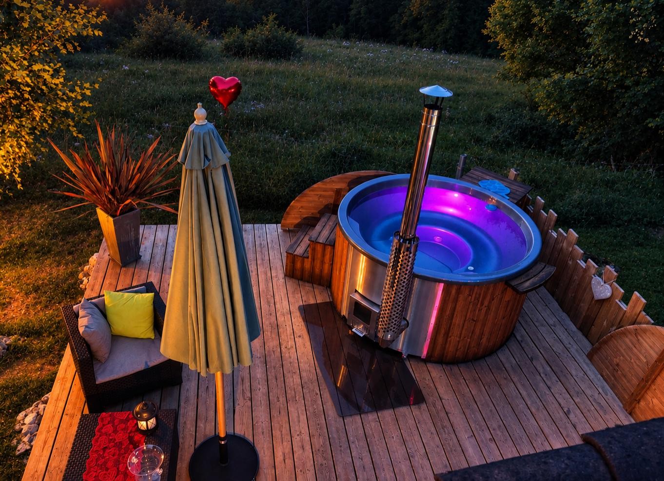 Spa du gîte, bain nordique le soir sur la terrasse du chalet, dans le Lot