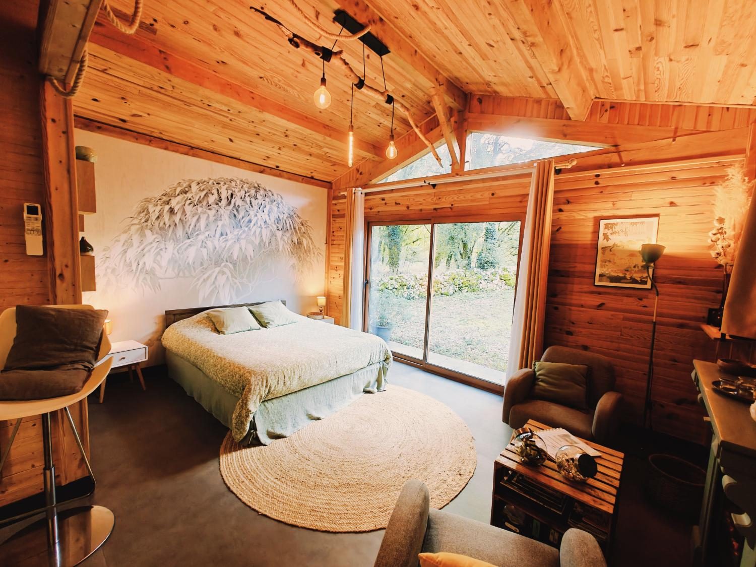 Chambre du gîte romantique pour deux, lit double dans le chalet, Lot