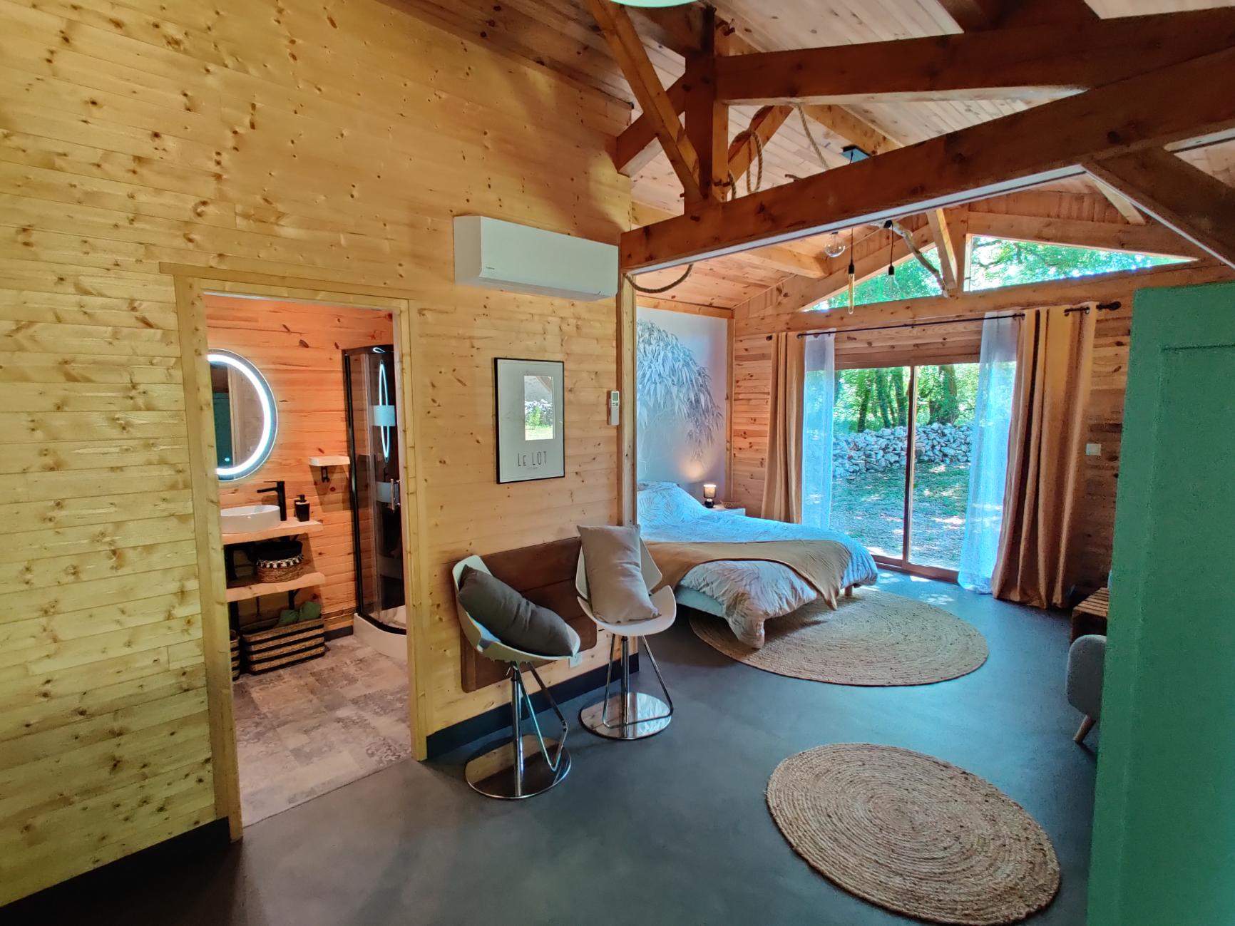 Chambre et salle de bain du gîte, lit face au jardin, Quissac-en-Quercy