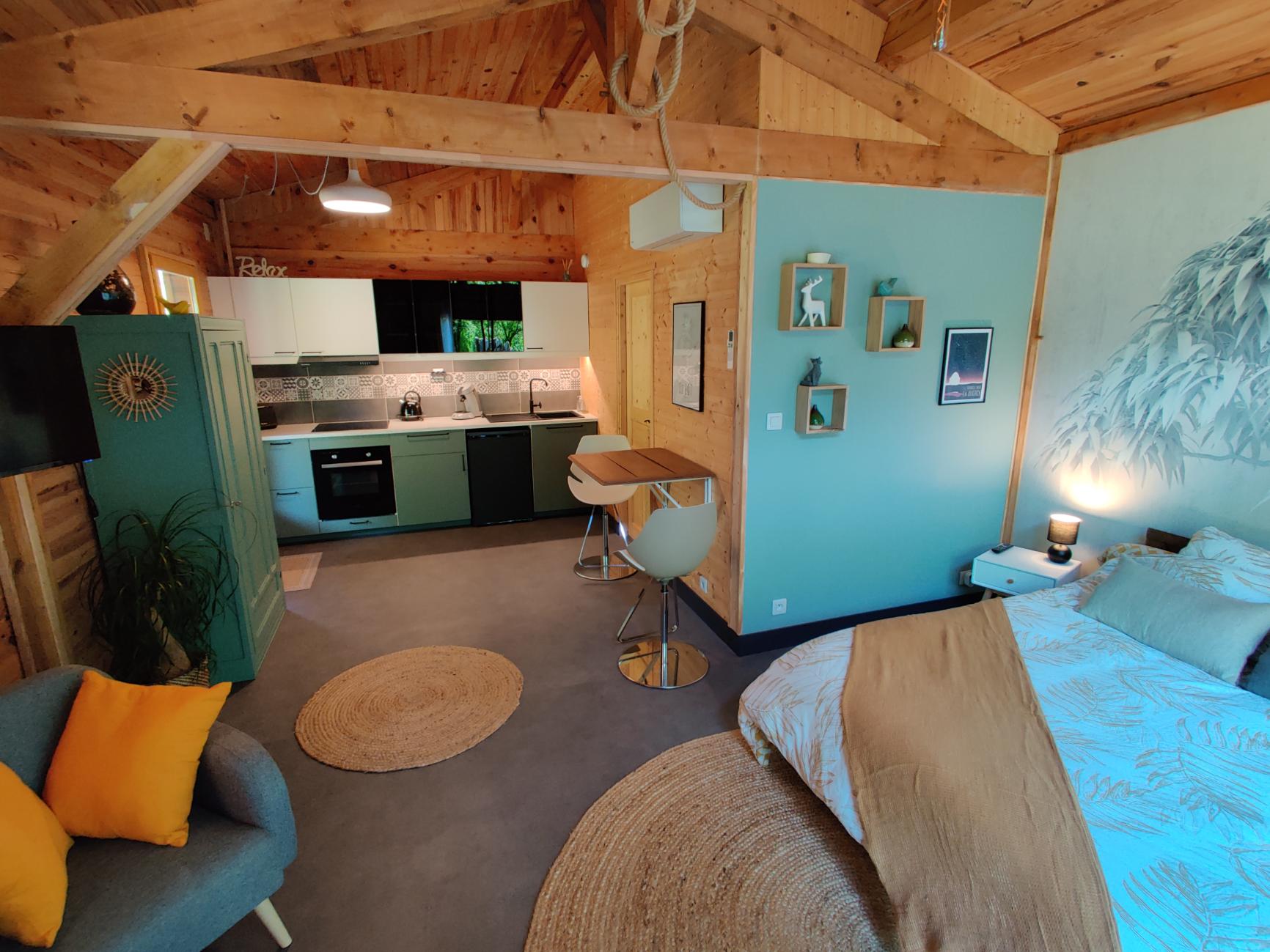 Cuisine équipée et chambre du chalet, gîte pour deux dans le Lot