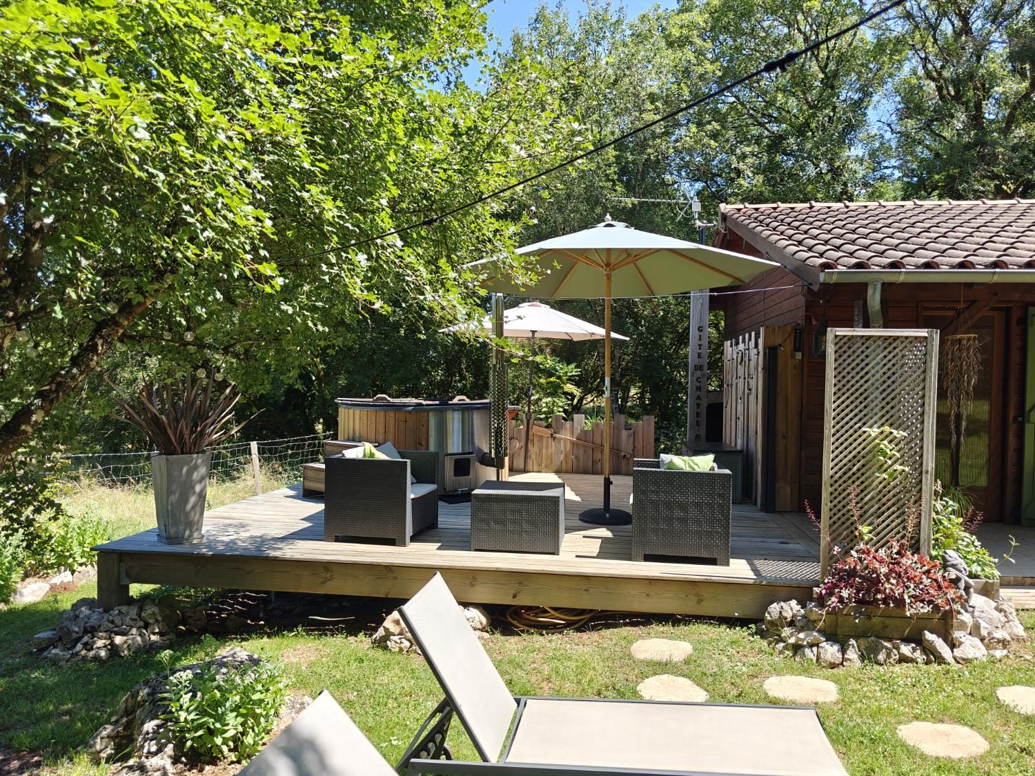 Terrasse et bain nordique devant le chalet, gîte dans le Lot